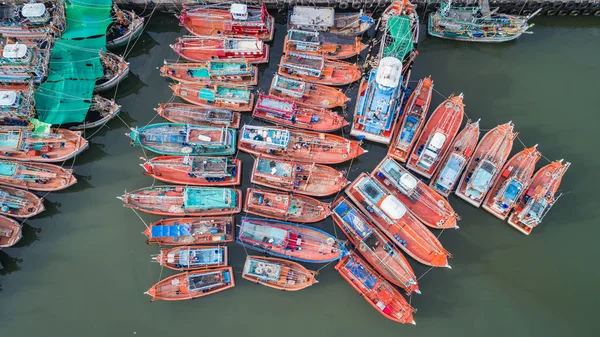 Los grandes barcos de pesca de pie en el mar en Phuket, Tailandia — Foto de Stock