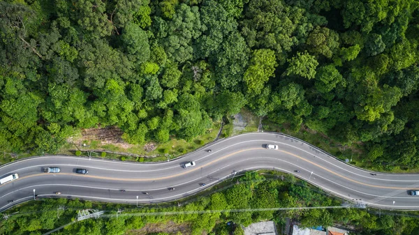 Auto und Straße auf dem Hügel in Phuket, Thailand. Luftaufnahme von f Stockbild