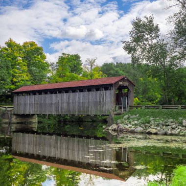 Yansıma bir kapalı köprü