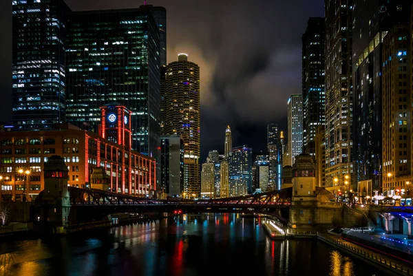 La vida nocturna en la ciudad — Foto de Stock