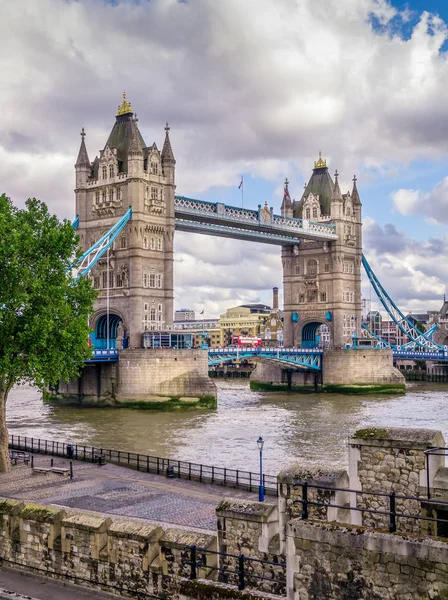 Tower Bridge z Victoria Embankment — Zdjęcie stockowe