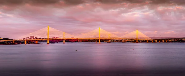 Ηλιοβασίλεμα πάνω από Queensferry διέλευση — Φωτογραφία Αρχείου