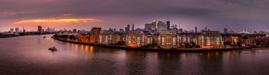 Yaz ortası gece Thames Nehri üzerinde