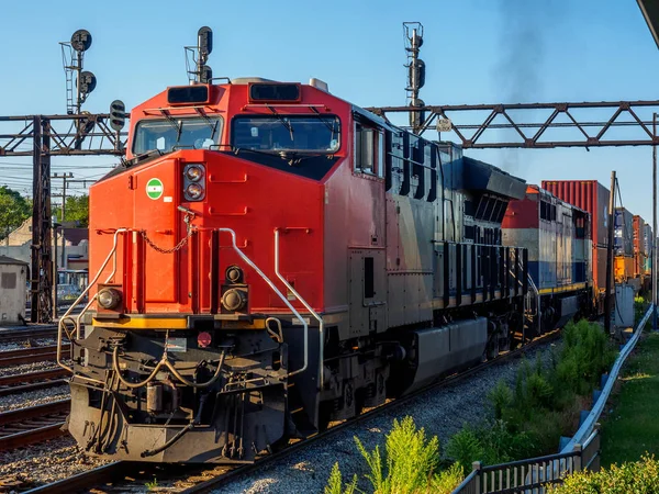 Uzun tren bir yere çalıştıran