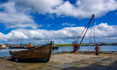 Orkney Quayside bulutlar ve bir tekne ile