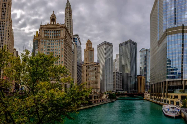 Чикаго-Ривер и Скайлайн — стоковое фото
