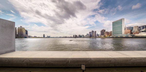 イースト川とマンハッタン — ストック写真