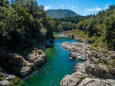Nehirden aşağı hızla