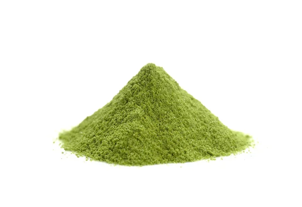 Práškového hill zelený čaj, zelený prášek haldy izolované na bílém bac — Stock fotografie