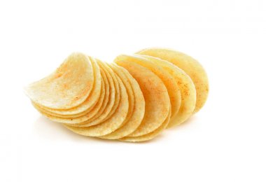 Beyaz üzerinde izole patates cipsi
