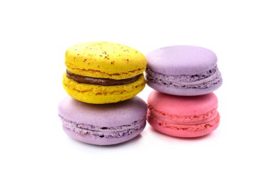 Lezzetli renkli acıbadem kurabiyesi izole beyaz arka plan üzerinde