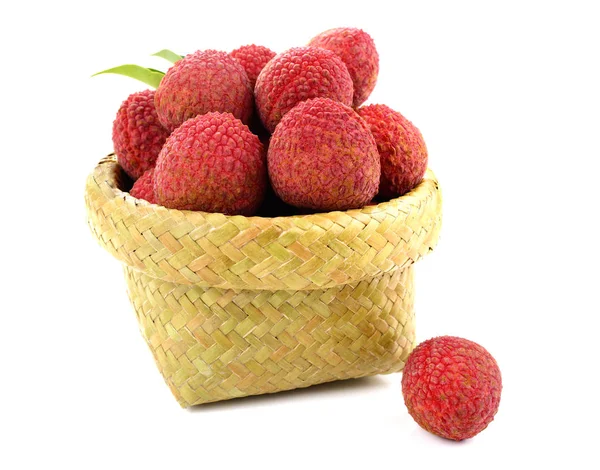 Lychees em uma cesta de vime em um fundo branco . — Fotografia de Stock