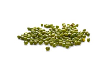 Beyaz arkaplanda yeşil mung fasulyesi