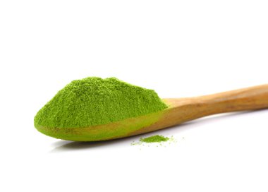 Matcha, toz yeşil çay üzerinde beyaz bac izole bambu kaşık ile