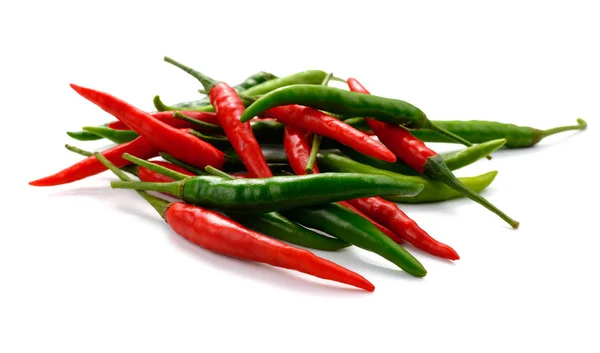 Röd och grön chili paprika på vit bakgrund — Stockfoto