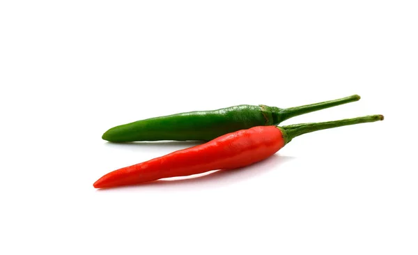 Varma röda och gröna chili eller chilipeppar isolerad på vita backg — Stockfoto