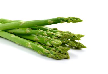 beyaz üzerine taze yeşil kuşkonmaz