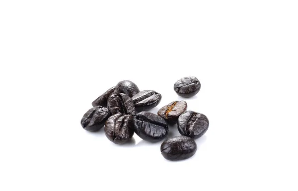 Черный кофе в зернах изолировать на белом фоне — стоковое фото