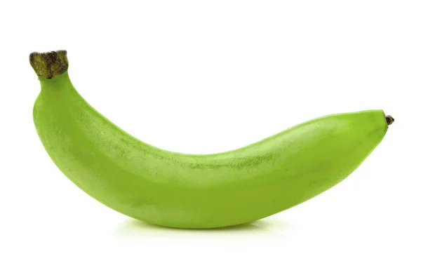 Banana verde isolada sobre fundo branco — Fotografia de Stock