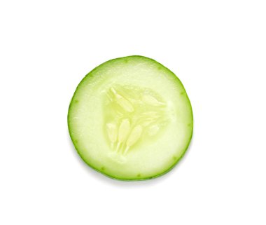 Dilimlenmiş salatalık beyaz arkaplanda izole edilmiş.