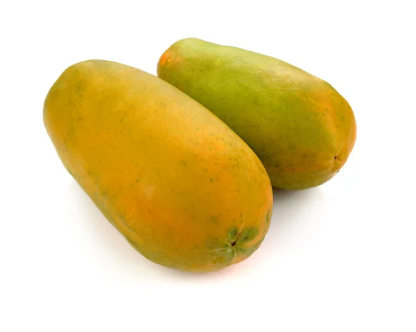 Reife Papaya isoliert auf weißem Hintergrund — Stockfoto
