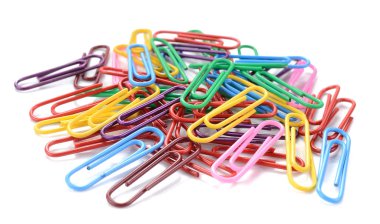 Beyaz arkaplanda izole edilmiş renkli ataçlar