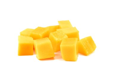 Mango dilim beyaz zemin üzerine sarı mango yığını izole