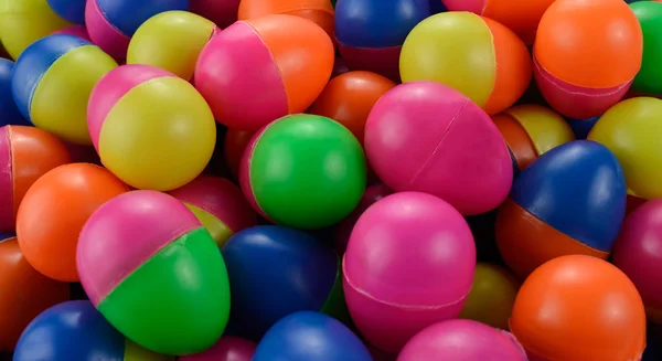Fundo de ovos de plástico colorido — Fotografia de Stock