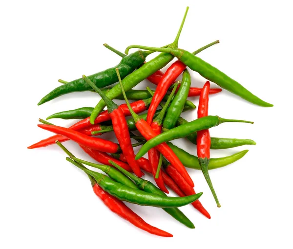 Röd och grön chili paprika på vit bakgrund — Stockfoto