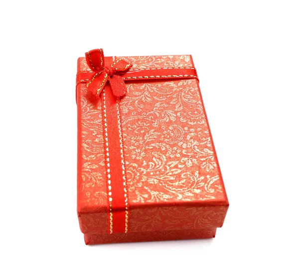 Czerwone pudełko z łukiem wstążki izolowane na białym tle — Zdjęcie stockowe