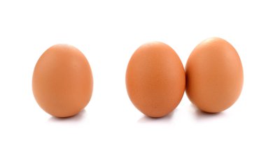 Üç yumurta. Beyaz arka plan üzerinde izole