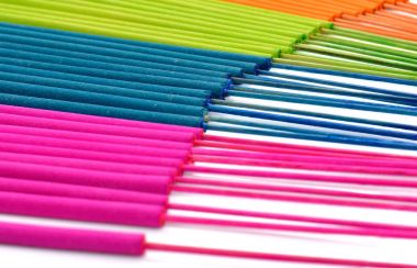 Çok renkli tütsü beyaz arka plan üzerinde izole