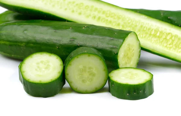 Αγγούρι και φέτες απομονωθεί σε λευκό background.fresh cucumbe — Φωτογραφία Αρχείου