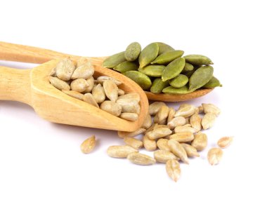 Kabak çekirdeği ve ayçiçeği tohumu tahta kaşık izole içinde