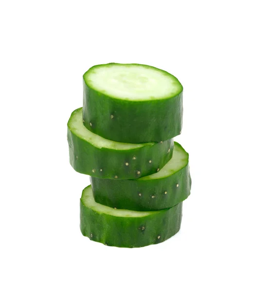 Gesneden komkommer in stapel geïsoleerd op witte achtergrond — Stockfoto