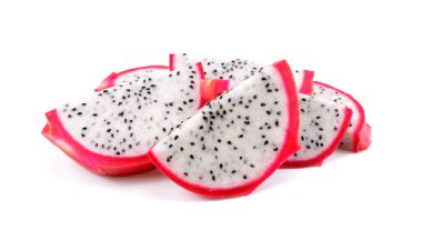 Beyaz arka plan üzerinde taze dilimlenmiş dragon meyve