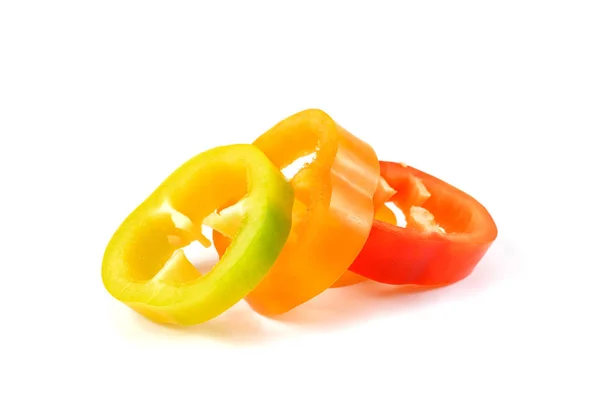Scheiben bunter Paprika auf weißem Hintergrund — Stockfoto