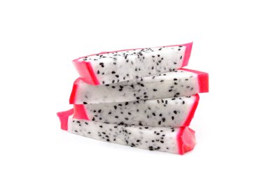 Beyaz arka planda ejderha meyvesi dilimleri