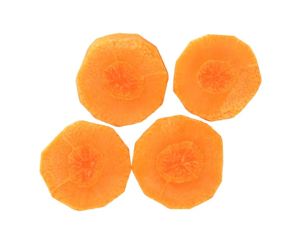 Rodajas de zanahoria picadas aisladas sobre fondo blanco recorte — Foto de Stock