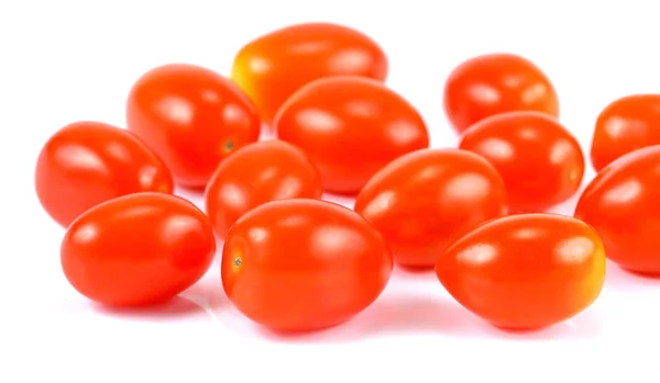 Frische Kirschtomaten isoliert auf weißem Hintergrund — Stockfoto