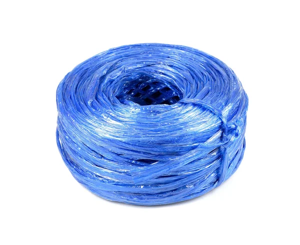 白い背景に分離された青いプラスチック ロープです。プラスチック製のひもです。 — ストック写真