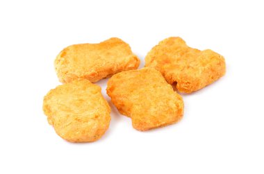 Kızarmış tavuk külçeleri beyaz arka planda izole edilmiş.