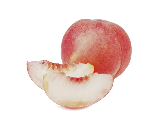 Melocotón. Fruta con rebanada aislada sobre fondo blanco — Foto de Stock