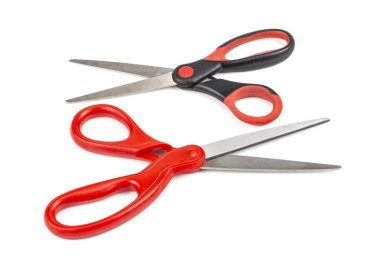 Beyaz arkaplanda izole edilmiş plastik saplı makas