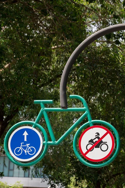 Bisiklet trafik işaretleri bahçede — Stok fotoğraf