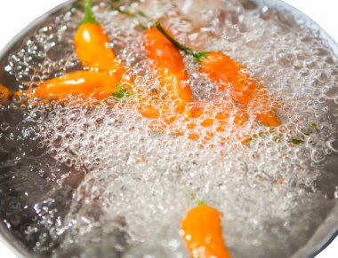 Beyaz zemin üzerine sarı biber