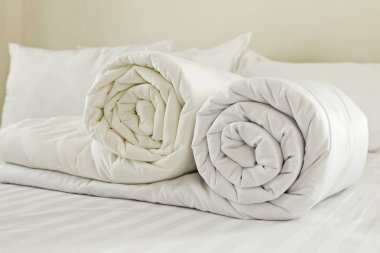 Yorgan rulo. aşağı yorgan izole üzerinde beyaz backgr kadar haddelenmiş dolu
