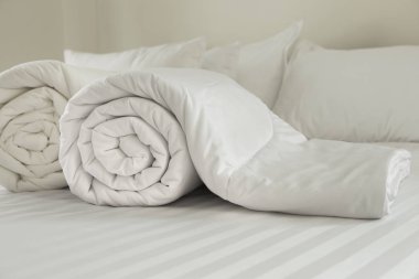 Yorgan rulo. aşağı yorgan izole üzerinde beyaz backgr kadar haddelenmiş dolu