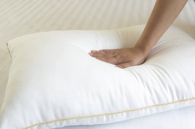 Yatakta beyaz yastıklar Yatakta rahat yumuşak yastıklar