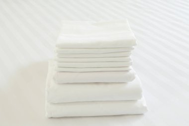 Beyaz yatakta beyaz yastık kılıfı